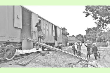 ট্রেনে বালু পরিবহন, খুশি ব্যবসায়ীরা