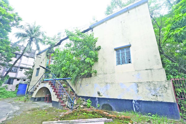 স্মৃতিবিজড়িত জে এম সেনের বাড়ি