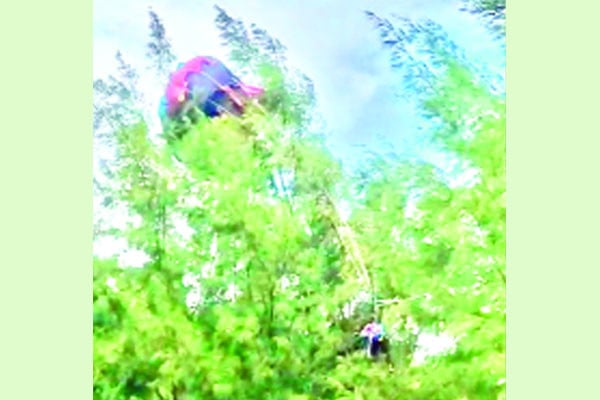 কক্সবাজারে প্যারাসেলিং বিনোদন বন্ধের নির্দেশ প্রশাসনের
