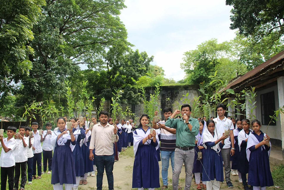 ব্রাহ্মণবাড়িয়ায় শিক্ষার্থীদের মাঝে গাছের চারা বিতরণ