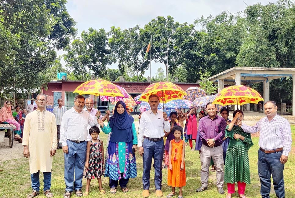 খানসামায় শিক্ষার্থীদের মাঝে ছাতা বিতরণ