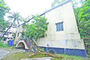 স্মৃতিবিজড়িত জে এম সেনের বাড়ি