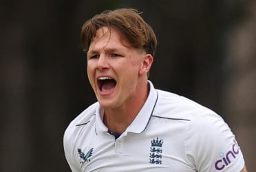 ইংল্যান্ডের জার্সিতে অভিষেকের দুয়ারে সনি