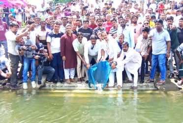 মৎস্যজীবী দলের উদ্যোগে ভৈরব নদে মাছের পোনা অবমুক্ত