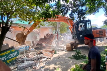 অবৈধ স্থাপনা উচ্ছেদ অভিযানে ব্যবসায়ীদের হামলা, সার্ভেয়ার আহত