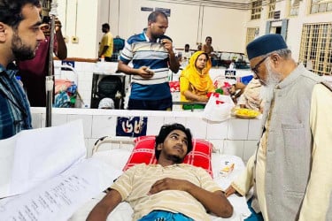 চবির আহত শিক্ষার্থীদের খোঁজ নিতে হাসপাতালে ধর্ম উপদেষ্টা
