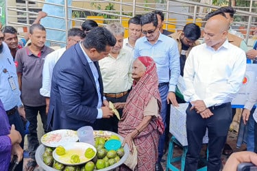 জীবন সংগ্রামে হার না মানা ফজিলাতুন্নেছার পাশে জেলা প্রশাসক