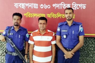 হবিগঞ্জে গাড়ি চোর সিন্ডিকেটের হোতা ‘চশমা তারেক’ গ্রেফতার