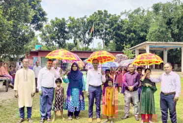 খানসামায় শিক্ষার্থীদের মাঝে ছাতা বিতরণ