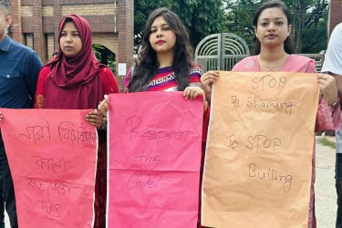 নারী শিক্ষার্থীদের সাইবার বুলিংয়ের প্রতিবাদে জাবি ছাত্রদলের মানববন্ধন