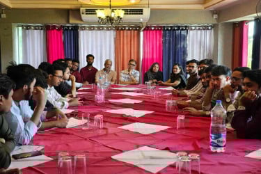 নারায়ণগঞ্জে ঢাবি শিক্ষার্থীদের সঙ্গে জেলা বিএনপির আহ্বায়কের মতবিনিময়