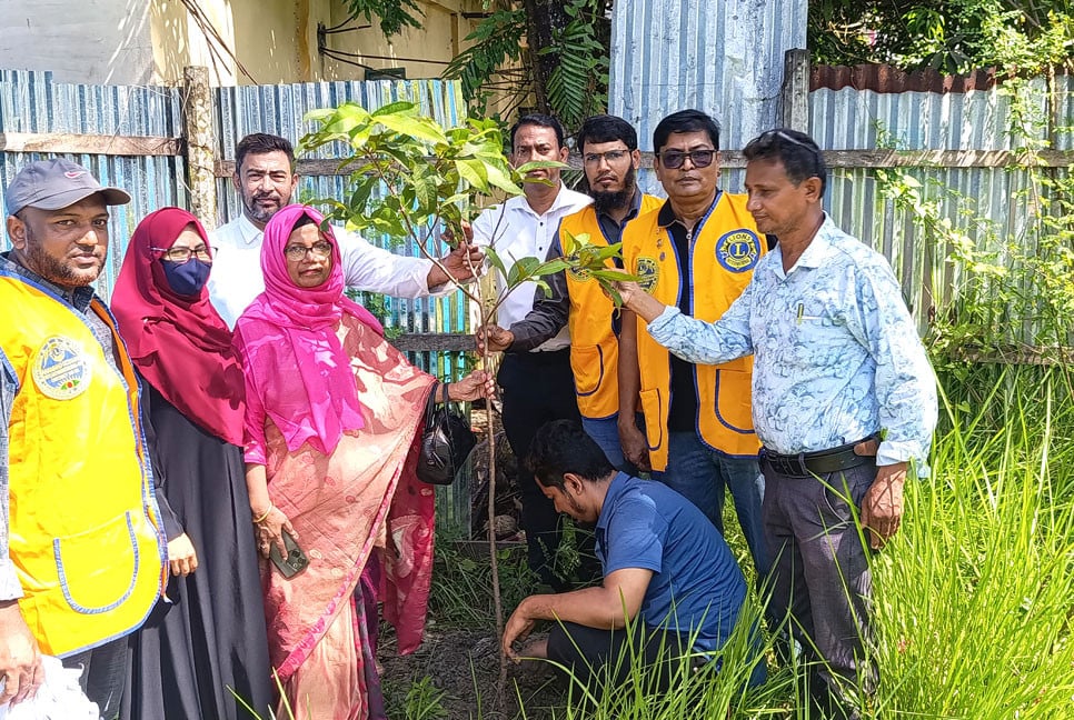 লায়ন্স ক্লাব অব নোয়াখালী মাইজদীর উদ্যোগে বৃক্ষরোপণ কর্মসূচি পালিত