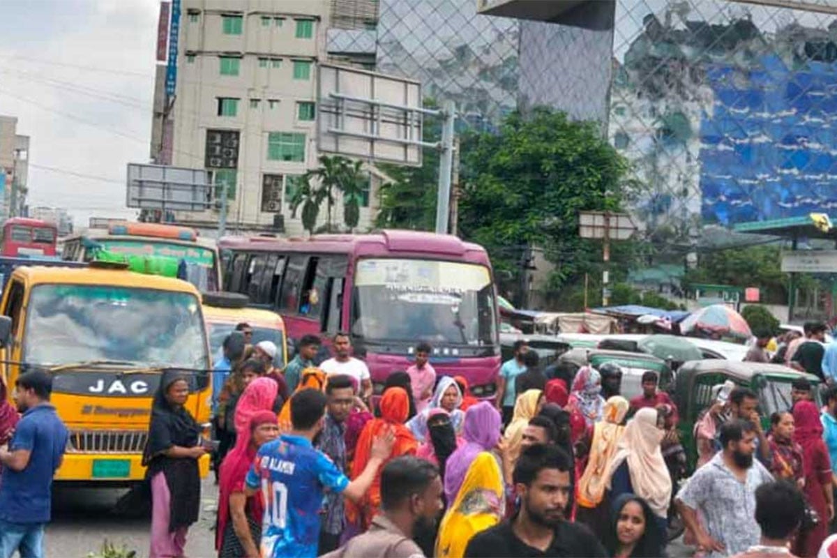 কুড়িলে পোশাক শ্রমিকদের সড়ক অবরোধ, যান চলাচল বন্ধ