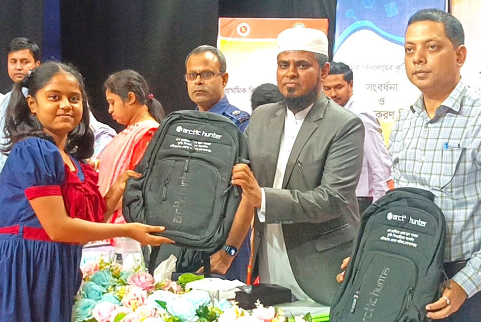 গোপালগঞ্জে কৃতি শিক্ষার্থীদের সংবর্ধনা ও শিক্ষা উপকরণ বিতরণ