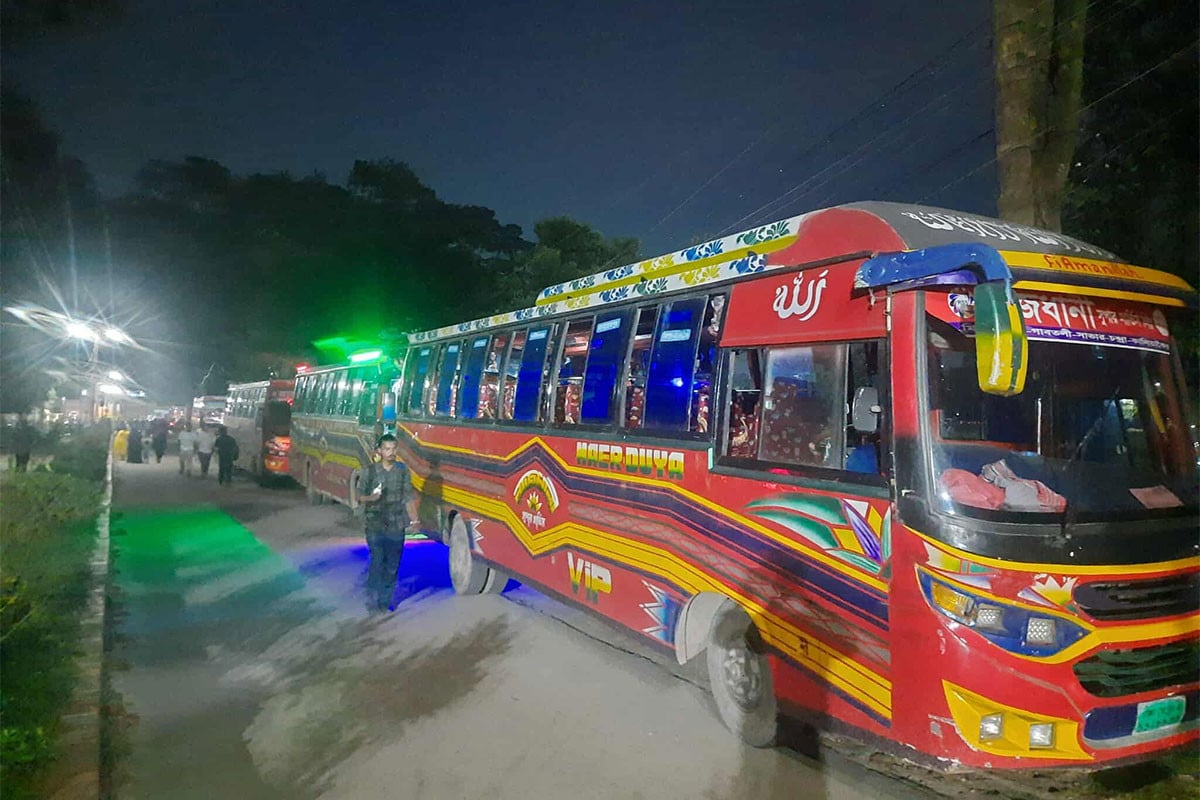 ১৬ ঘণ্টা পর ক্ষতিপূরণ দিয়ে জাবি ছাড়লো ২৮ বাস