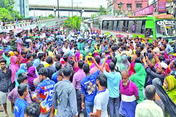 অবরোধে অচল ঢাকা