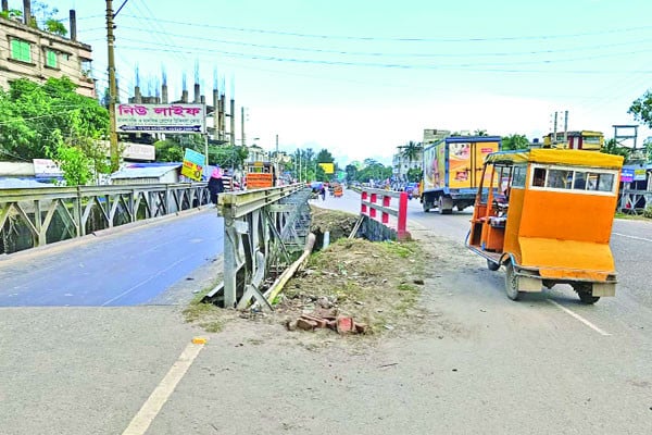 দুই ব্রিজের মাঝে ঘটছে দুর্ঘটনা
