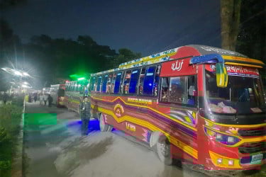 ১৬ ঘণ্টা পর ক্ষতিপূরণ দিয়ে জাবি ছাড়লো ২৮ বাস