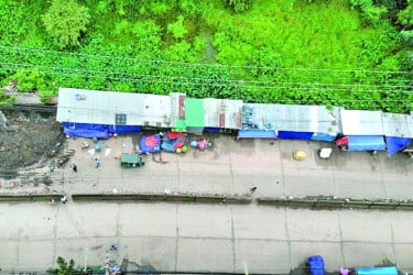 সড়কের ২০ ফুটে বাজার ১০ ফুটে যানজট