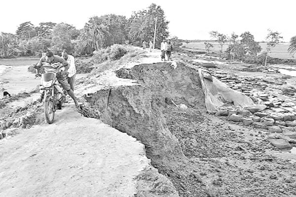 বেড়িবাঁধ বিলীনের শঙ্কা