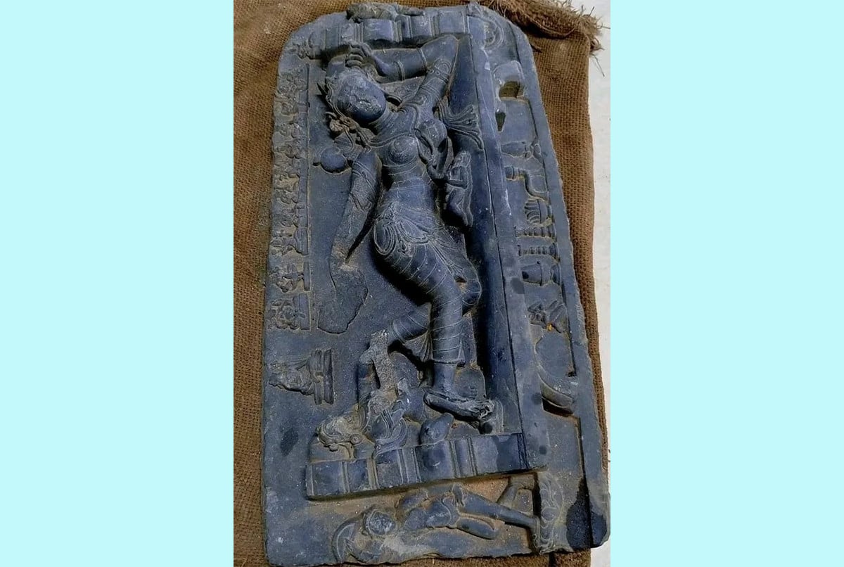 গাইবান্ধায় কোটি টাকা মূল্যের কষ্টি পাথরের মূর্তি উদ্ধার, গ্রেফতার ৩