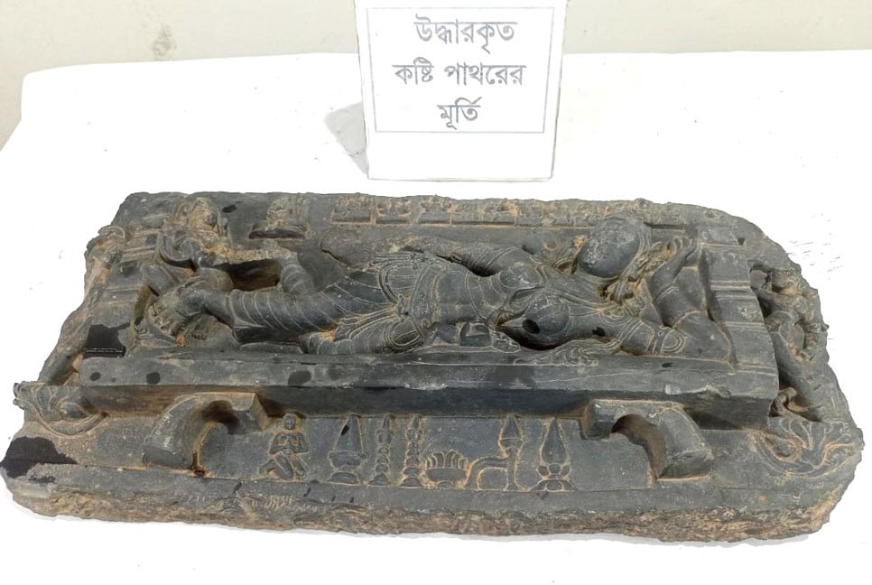 গাইবান্ধায় ‘কষ্টি’ পাথরের মূর্তি উদ্ধার, গ্রেপ্তার ৩