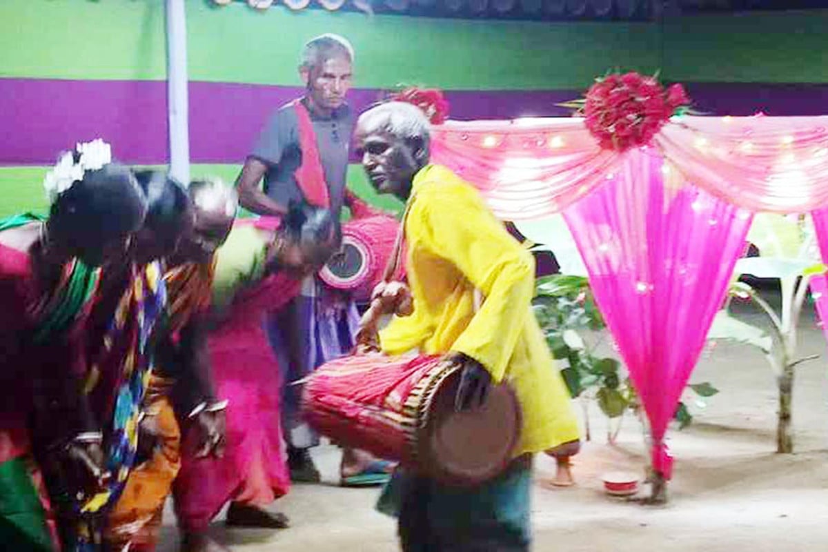 সাঁওতালদের সবচেয়ে বড় ধর্মীয় ঐতিহ্যবাহী কারাম উৎসব পালিত