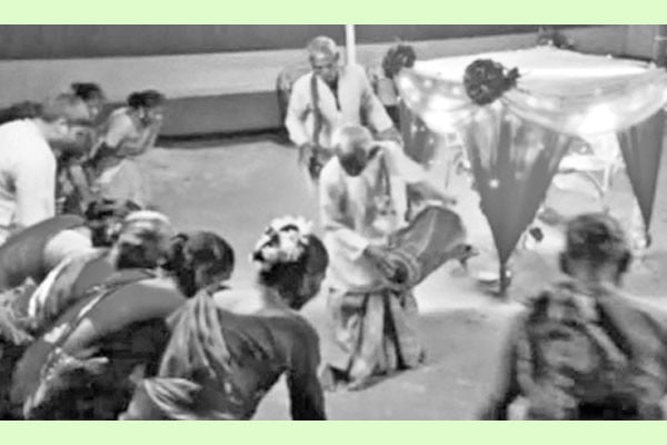 সাঁওতাল পাড়ায় কারাম উৎসব উদ্‌যাপন