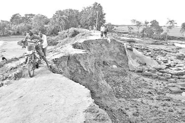 বেড়িবাঁধ বিলীনের শঙ্কা
