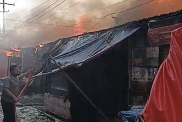 সাতসকালে গাজীপুরে মার্কেটে অগ্নিকাণ্ড