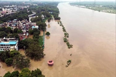বিপৎসীমার উপরে যমুনা নদীর পানি, দিল্লিতে বন্যা সতর্কতা