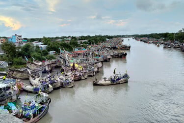 মাছ ধরা ট্রলার ও নৌকার গভীর সাগরে যেতে আর বাধা নেই