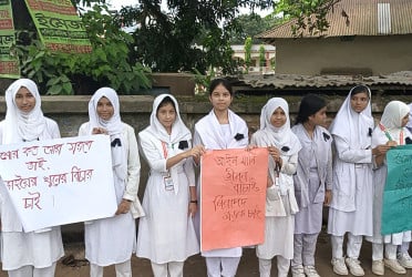 বাসচাপায় শিক্ষার্থীর মৃত্যু: লালমনিরহাটে নিরাপদ সড়কের দাবিতে মানববন্ধন