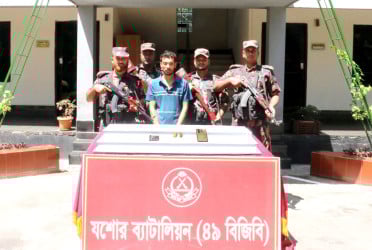যশোরে স্বর্ণের বারসহ যুবক আটক