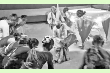 সাঁওতাল পাড়ায় কারাম উৎসব উদ্‌যাপন