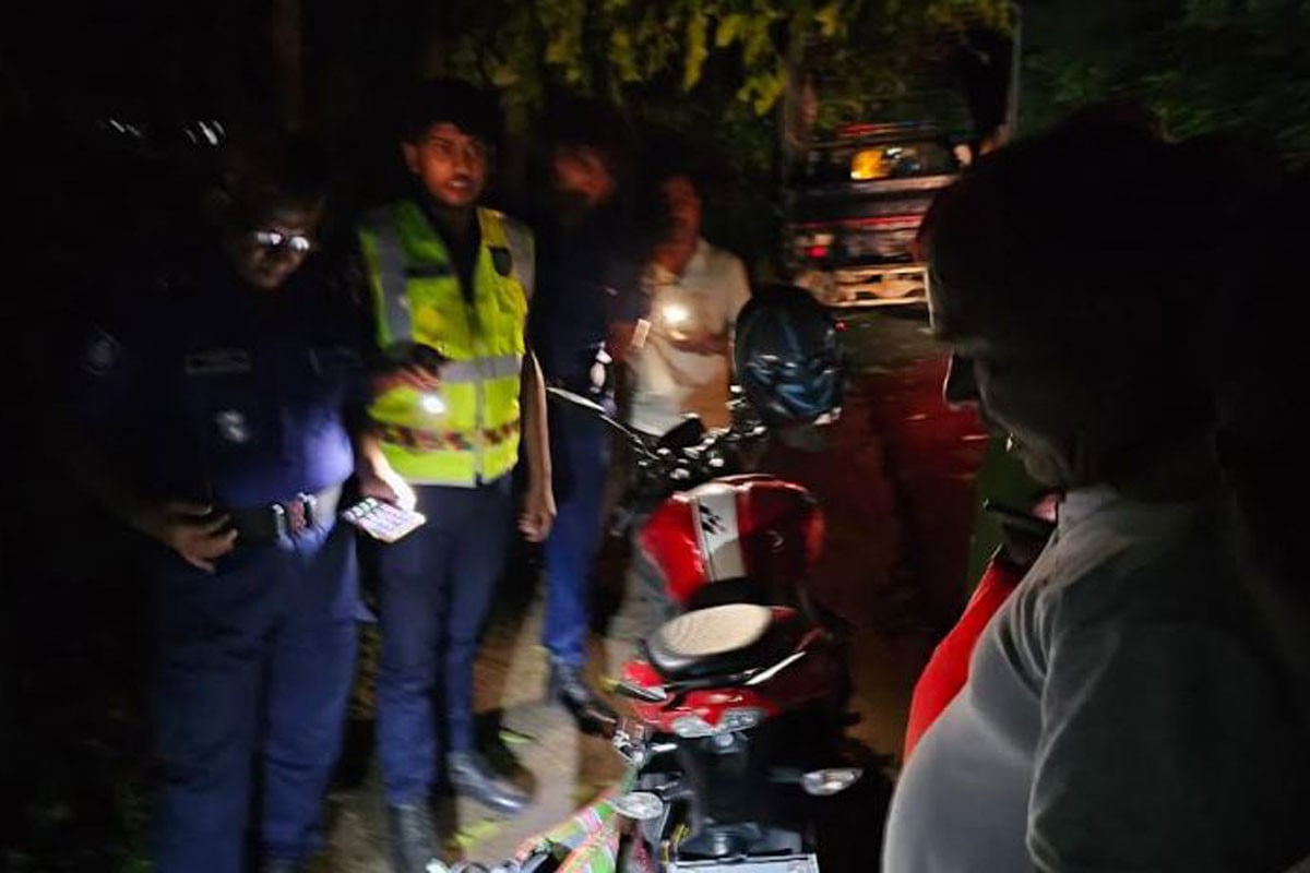 স্বামীর মোটরসাইকেল থেকে পড়ে গাড়িচাপায় স্ত্রীর মৃত্যু