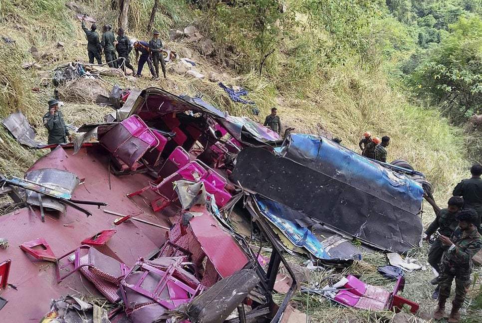 শ্রীলঙ্কায় পাহাড় থেকে ছিটকে যাত্রীবাহী বাস খাদে, নিহত ১৫
