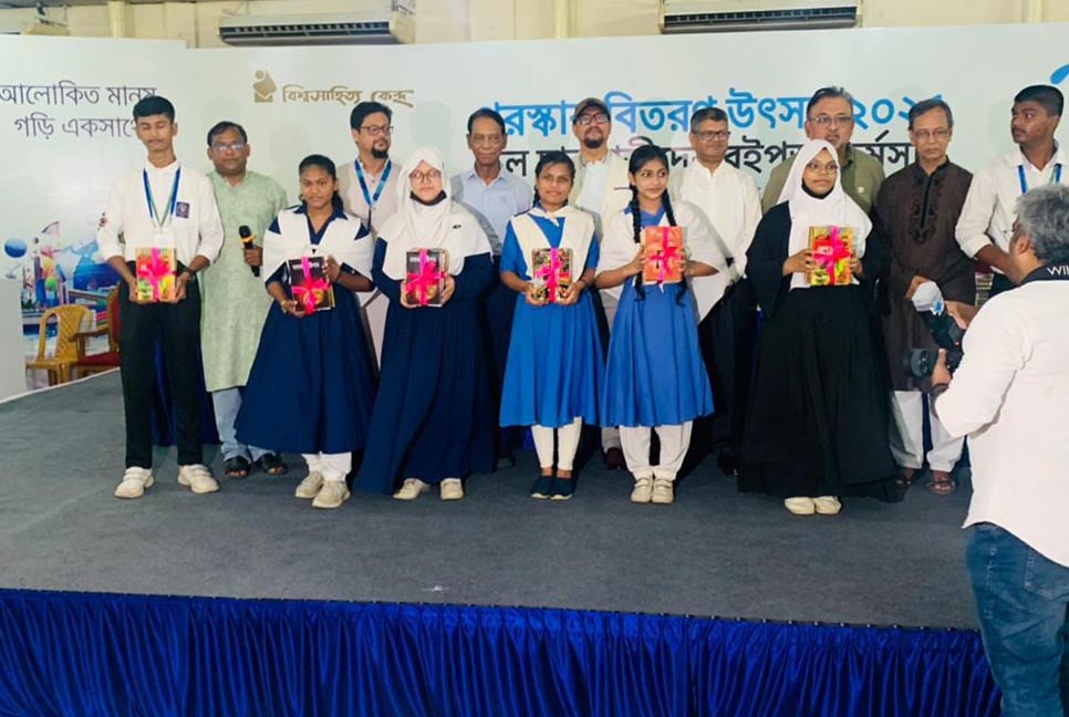 চট্টগ্রামে বই পড়ে পুরস্কার পেল ৬ হাজার শিক্ষার্থী