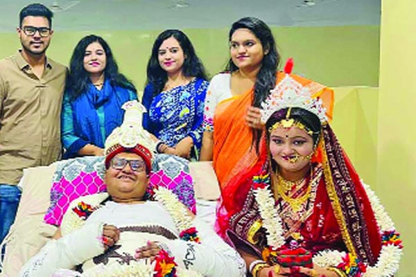 হাতে পায়ে ব্যান্ডেজ নিয়ে হাসপাতালে বিয়ে