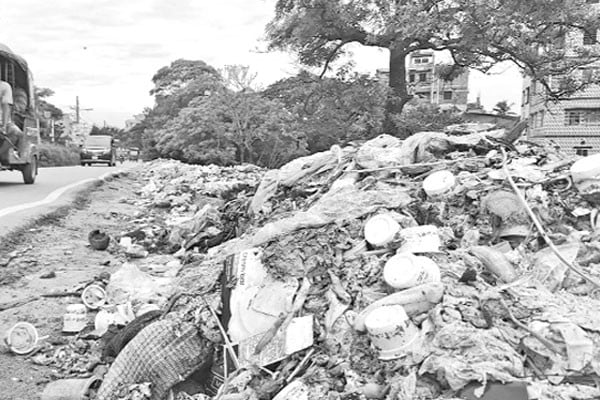 যত্রতত্র বর্জ্যে স্বাস্থ্যঝুঁকি