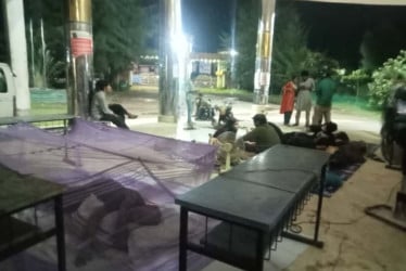 অনশনকারী শিক্ষার্থীদের পাশে শুয়ে রাত কাটালেন উপাচার্য