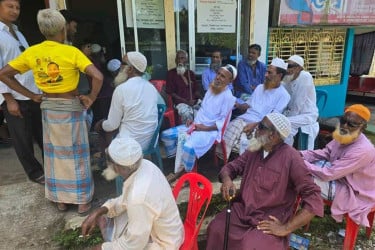 নেত্রকোনার পাহাড়ি জনপদে বিনামূল্যে চোখের আলো ফিরে পেলেন ৩৭৫ জন