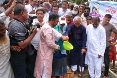 করতোয়ায় মাছের পোনা অবমুক্ত করলেন রুহুল কবির রিজভী