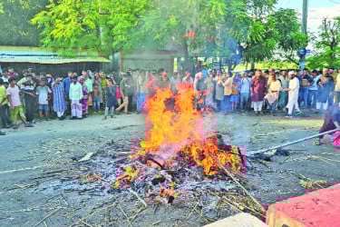 রাজবাড়ীতে দরবার শরিফে আগুন ভাঙচুর, নিহত ১