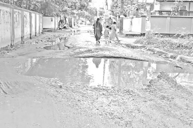 চলাচলে অযোগ্য অধিকাংশ সড়ক