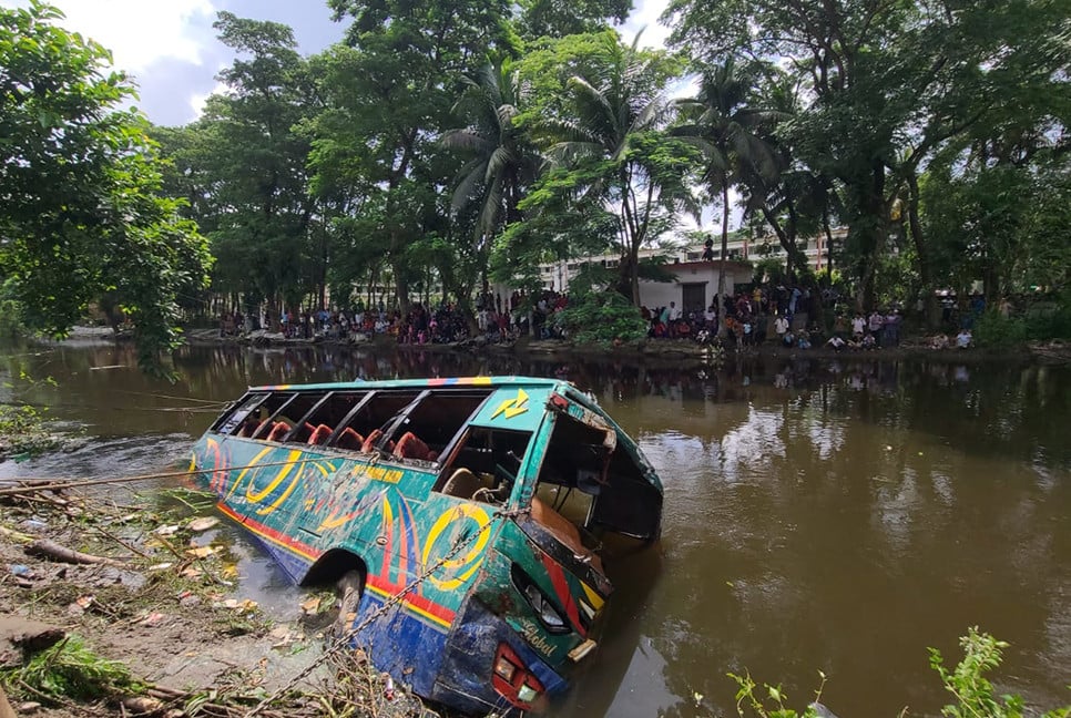 লক্ষ্মীপুরে যাত্রীবাহী বাস খালে পড়ে নিহত ২