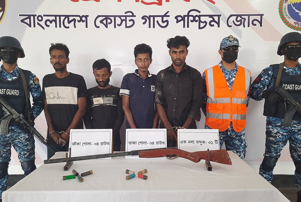 মোংলায় অস্ত্র ও গুলিসহ ৪ বনদস্যু আটক