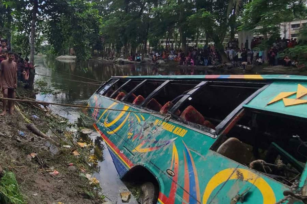 লক্ষ্মীপুরে বাস খালে পড়ে নিহত বেড়ে ৫