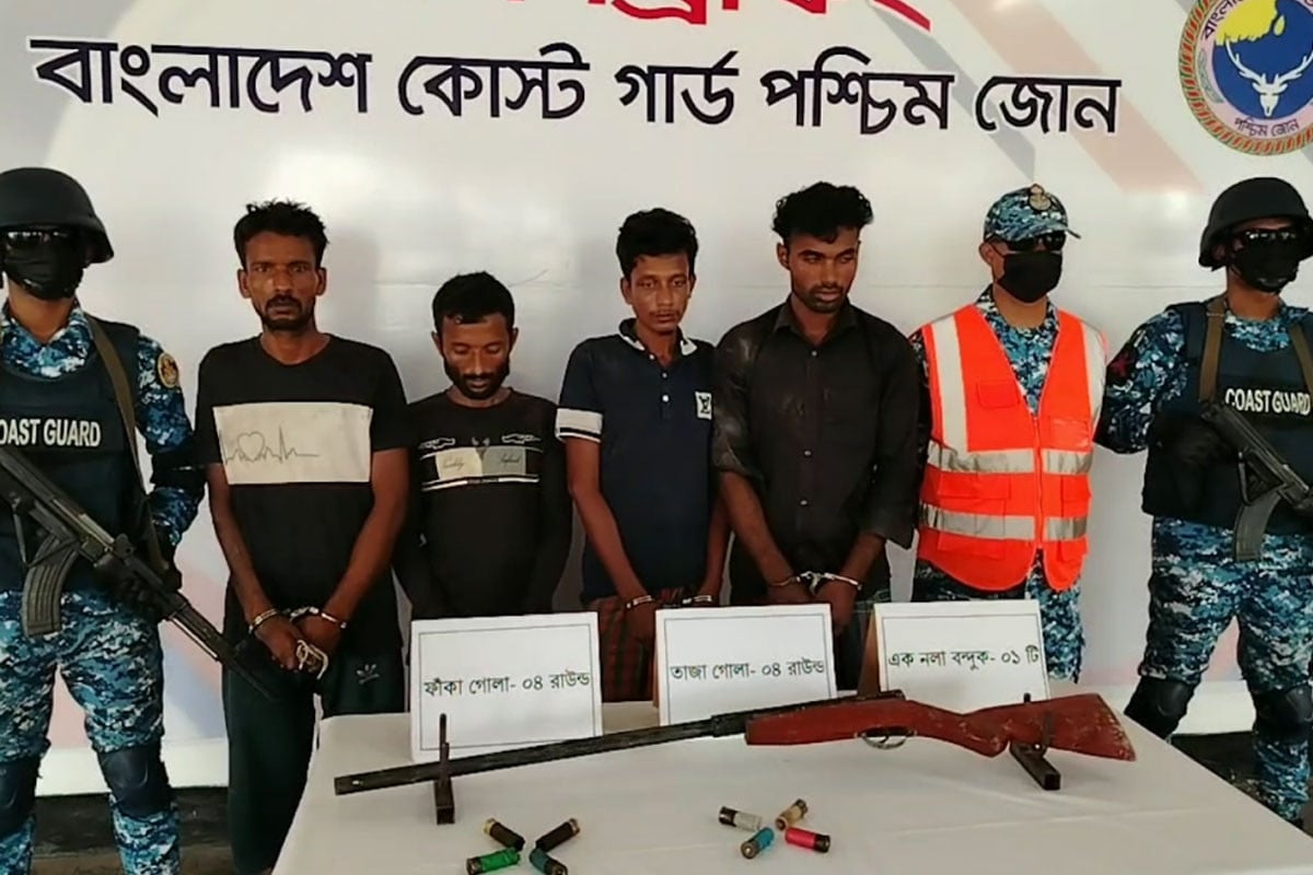 সুন্দরবনে অস্ত্রসহ ছোট সুমন বাহিনীর ৪ দস্যু আটক