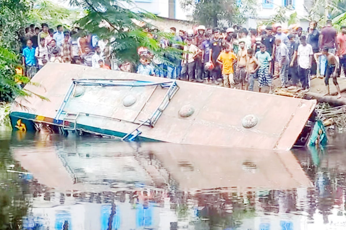 লক্ষ্মীপুরে বাস খালে, নিহত বেড়ে ৫